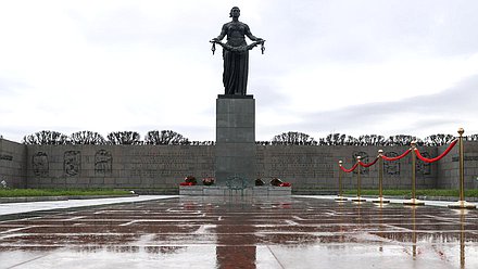 Председатель Государственной Думы Вячеслав Володин, Председатель Совета Федерации Валентина Матвиенко и участники Совета законодателей РФ возложили цветы к монументу «Мать-Родина» на Пискаревском мемориальном кладбище