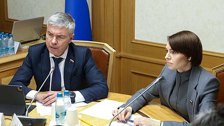 Член Комитета по физической культуре и спорту Евгений Ревенко и заместитель Председателя Комитета по аграрным вопросам Юлия Оглоблина