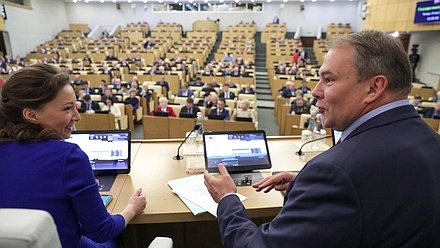 Заместители Председателя Государственной Думы Анна Кузнецова и Петр Толстой