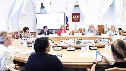 Круглый стол Комитета по молодежной политике на тему: «Участие женщин в российской политике: проблемы и перспективы»