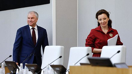 Председатель Государственной Думы Вячеслав Володин и заместитель Председателя Государственной Думы Анна Кузнецова