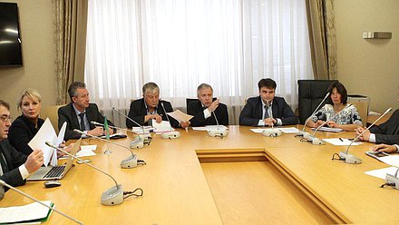   Круглый стол по вопросу законопроекта "О промышленной политике в Российской Федерации"