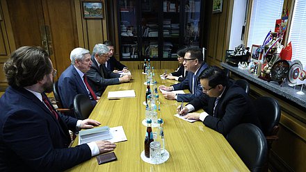 Встреча Первого заместителя Председателя Государственной Думы Ивана Мельникова с Чрезвычайным и Полномочным Послом Социалистической Республики Вьетнам в РФ Данг Минь Кхоем