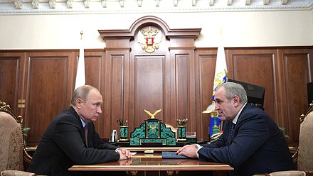 Президент РФ Владимир Путин и заместитель Председателя Государственной Думы, руководитель фракции «Единая Россия» Сергей Неверов. Фото: пресс-служба Президента РФ