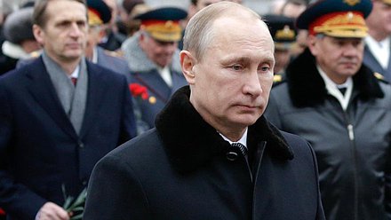 Церемония возложения венка к Могиле неизвестного солдата в День защитников Отечества.