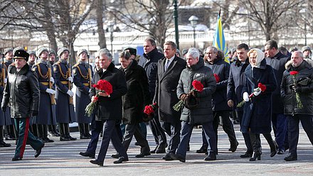 Возложение цветов к Могиле Неизвестного Солдата и к памятнику Г.К. Жукову в День защитника Отечества