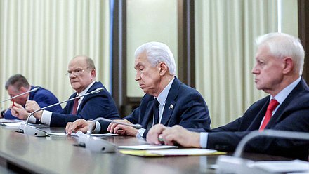 Руководитель фракции КПРФ Геннадий Зюганов, руководитель фракции "Единая Россия" Владимир Васильев и руководитель фракции "Справедливая Россия - За правду" Сергей Миронов. Фото: пресс-служба Президента РФ