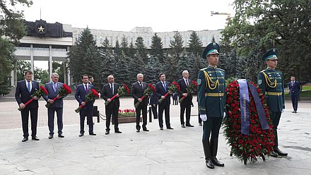 国家杜马主席维亚切斯拉夫·沃洛金对哈萨克斯坦进行工作访问。向阿拉木图荣耀纪念碑献花