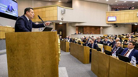 Председатель Комитета по бюджету и налогам Андрей Макаров во время пленарного заседания. Автор фото: Анна Исакова/Фотослужба Государственной Думы.