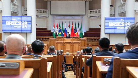 俄罗斯总统弗拉基米尔·普京在第十届金砖国家议会论坛上发表讲话，主题是“议会在加强多边主义以实现公平的全球发展和安全中的作用”