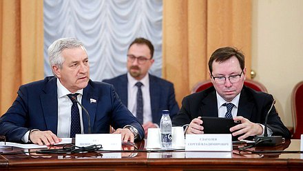 Первый заместитель Председателя Комитета по охране здоровья Леонид Огуль и заместитель Министра здравоохранения РФ Сергей Глаголев