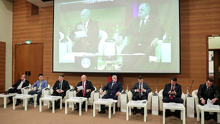 Круглый стол на тему «Об обеспечении нормативно-правового регулирования институциональных преобразований в сфере утилизации твердых бытовых отходов и проблемах, возникающих при реализации реформы в этой сфере»