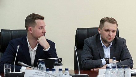 Председатель Комитета по молодежной политике Артем Метелев и заместитель Председателя Государственной Думы Борис Чернышов