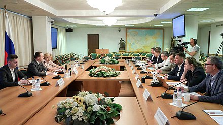 Встреча заместителя Председателя Государственной Думы Владислава Даванкова с представителями Министерства культуры РФ и киноиндустрии на тему поддержки российских кинотеатров в условиях санкций