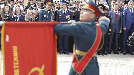 Торжественная церемония открытия стелы «Город воинской славы».
Представление боевых знамён 120-й стрелковой гатчинской краснознаменной дивизии и 267-го отдельного пулеметно-артиллерийского батальона.
