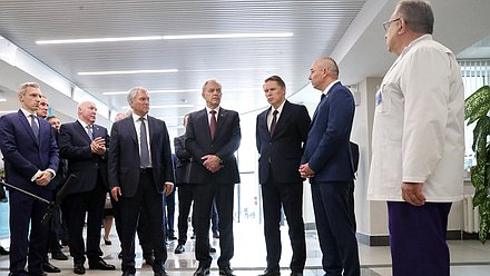 Председатель Государственной Думы Вячеслав Володин, Председатель Палаты представителей Национального собрания Республики Беларусь Игорь Сергеенко и Министр здравоохранения РФ Михаил Мурашко. Посещение кардиохирургического корпуса Могилевской областной клинической больницы