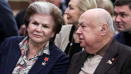 Член Комитета по международным делам Валентина Терешкова и член Комитета по строительству и жилищно-коммунальному хозяйству Владимир Ресин