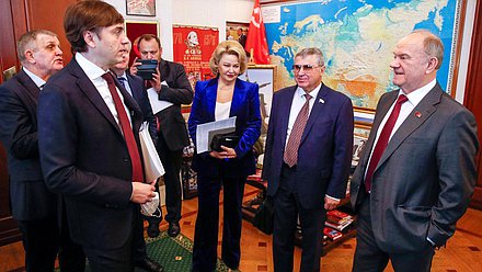 Министр просвещения РФ Сергей Кравцов и руководитель фракции КПРФ Геннадий Зюганов