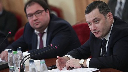 Министр цифрового развития, связи и массовых коммуникаций Максут Шадаев и Председатель Комитета по информационной политике, информационным технологиям и связи Александр Хинштейн