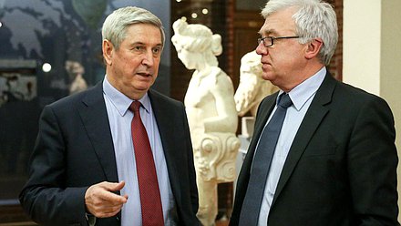 Первый заместитель Председателя Государственной Думы Иван Мельников и директор исторического музея Алексей Левыкин во время осмотра выставки.