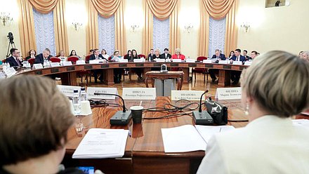 Круглый стол Комитета по вопросам семьи, женщин и детей на тему «Правовое положение многодетных семей в РФ»