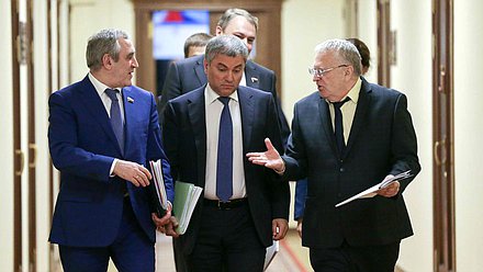 Председатель Государственной Думы Вячеслав Володин, заместитель Председателя Государственной Думы Сергей Неверов и председатель фракции ЛДПР Владимир Жириновский. Автор фото: Анна Исакова/Фотослужба Государственной Думы