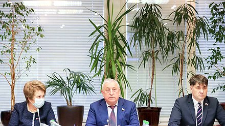 Председатель Комитета по региональной политике и проблемам Севера и Дальнего Востока Николай Харитонов, Первый заместитель Председателя Комитета Валентина Пивненко и заместитель Председателя Комитета Владимир Пушкарев