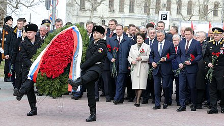 Церемония возложения венка к Мемориалу героическим защитникам Севастополя 1941–1942 гг