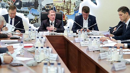 Председатель Комитета по экономической политике Максим Топилин и первые заместители Председателя Комитета по экономической политике Николай Арефьев и Денис Кравченко