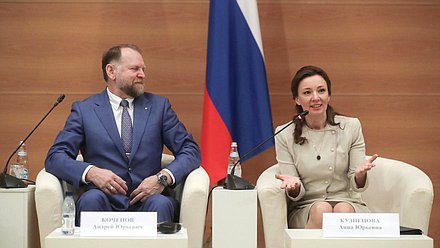 Председатель Общественного Совета и руководитель Совета отцов при Уполномоченном по правам ребёнка Андрей Коченов и заместитель Председателя Государственной Думы Анна Кузнецова