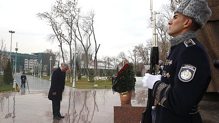 Председатель Государственной Думы Вячеслав Володин возложил цветы к монументу 
«Ода стойкости» в парке Победы в Ташкенте