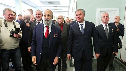 Член Комитета по международным делам Артур Чилингаров и Председатель Государственной Думы Вячеслав Володин