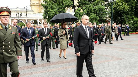  Президент РФ Владимир Путин во время церемонии возложения цветов к Могиле Неизвестного Солдата в День памяти и скорби в 76-ю годовщину начала Великой Отечественной войны. Автор фото: Анна Исакова/Фотослужба Государственной Думы.