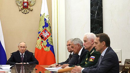 Совещание с членами Совета Безопасности. Фото: kremlin.ru