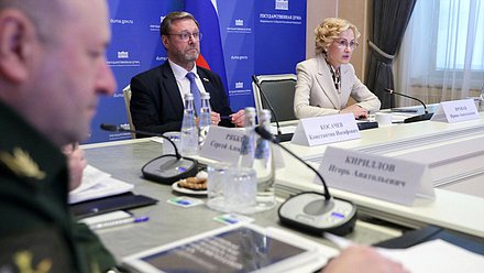Заместитель Председателя Совета Федерации Константин Косачев и заместитель Председателя Государственной Думы Ирина Яровая