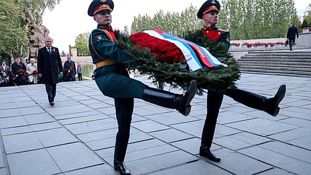 Председатель Государственной Думы Вячеслав Володин и члены российской делегации, прибывшие в Волгоград для участия в Международном форуме «Великое наследие — общее будущее», возложили цветы к Вечному огню на Мамаевом кургане
