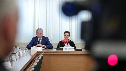 Заместитель Председателя Центральной избирательной комиссии РФ Николай Булаев и Председатель Комитета по контролю и Регламенту Ольга Савастьянова