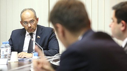 Председатель Комитета по природным ресурсам, собственности и земельным отношениям Николай Николаев
