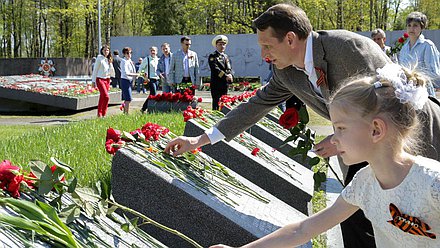 Рабочая поездка Председателя Государственной Думы 
Федерального Собрания Российской Федерации С.Е.Нарышкина 
в Северо-Западный федеральный округ. 
Возложение цветов к Вечному огню на Мемориале воинской славы в г. Гатчина.