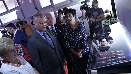 Председатель Государственной Думы Вячеслав Володин и директор музея «Калининский фронт. Август 1943 года» Марина Копаева