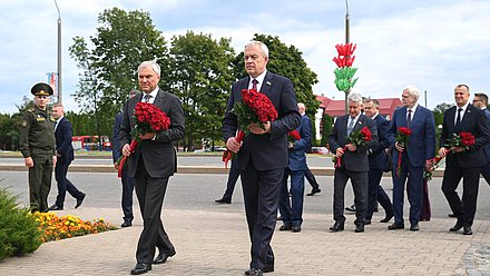 Председатель Государственной Думы Вячеслав Володин и Председатель Палаты представителей Национального собрания Республики Беларусь Игорь Сергеенко возложили цветы к камню К.Симонова