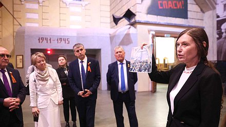 Участники Совета законодателей РФ осмотрели экспозицию патриотического объединения «Ленрезерв» о жизни блокадного Ленинграда