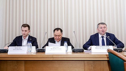 Председатель Комитета по молодежной политике Артем Метелев, заместитель Председателя Государственной Думы Шолбан Кара-оол и член Комитета по молодежной политике Вячеслав Дамдинцурунов