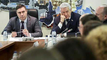 Председатель Комитета по охране здоровья Дмитрий Хубезов и Первый заместитель Председателя Комитета Леонид Огуль