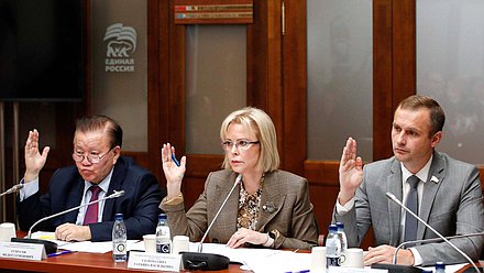 Первый заместитель Председателя Комитета по охране здоровья Федот Тумусов и заместители Председателя Комитета Татьяна Соломатина и Сергей Леонов