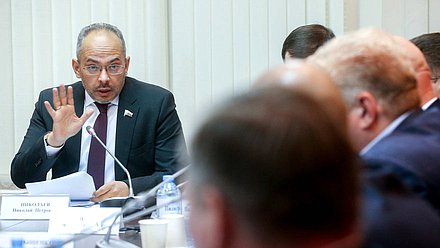 Председатель Комитета по природным ресурсам, собственности и земельным отношениям Николай Николаев
