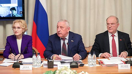 Заместитель Председателя Государственной Думы Ирина Яровая, Председатель Комитета по развитию Дальнего Востока и Арктики Николай Харитонов и руководитель фракции КПРФ Геннадий Зюганов