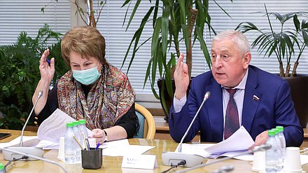 Председатель Комитета по региональной политике и проблемам Севера и Дальнего Востока Николай Харитонов и Первый заместитель Председателя Комитета Валентина Пивненко
