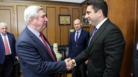 Первый заместитель Председателя Государственной Думы Иван Мельников и Председатель Национального Собрания Республики Армения Ален Симонян