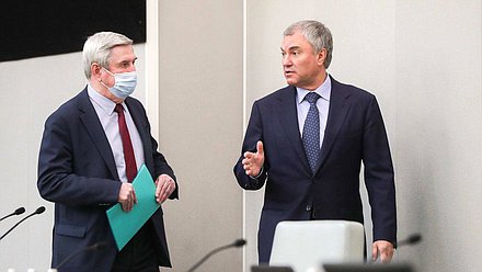 Председатель Государственной Думы Вячеслав Володин и Первый заместитель Председателя Государственной Думы Иван Мельников
